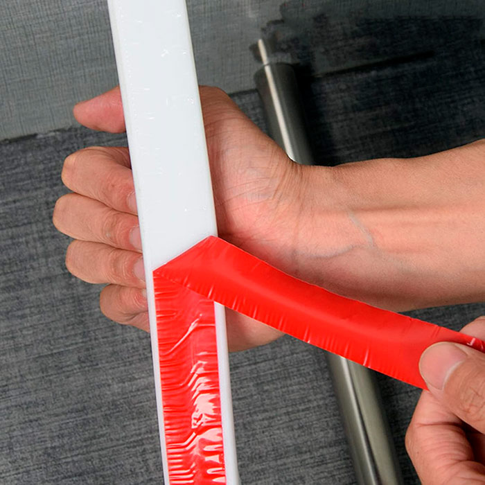 Silikonový pásek je flexibilní, takže ho můžete přizpůsobit libovolnému tvaru - kulatý, oválný, čtvercový atd.