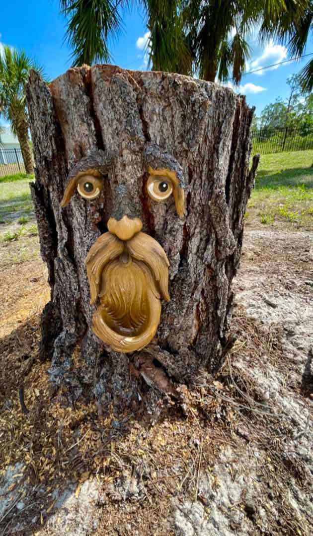 BirdFeeder, dekorace na strom ve tvaru obličeje, která slouží zároveň jako krmítko pro ptáky - Image 9