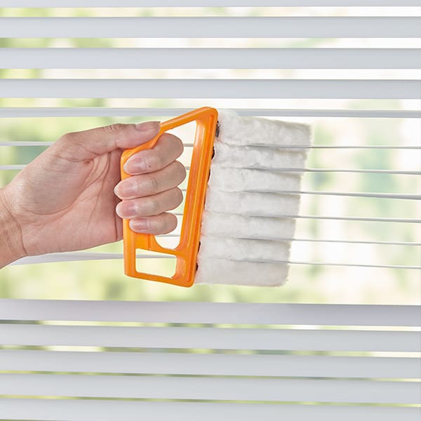 BlindsBrush, inovativní pomůcka z mikrovlákna na 2x rychlejší čištění žaluzií na obou stranách současně - Image 2