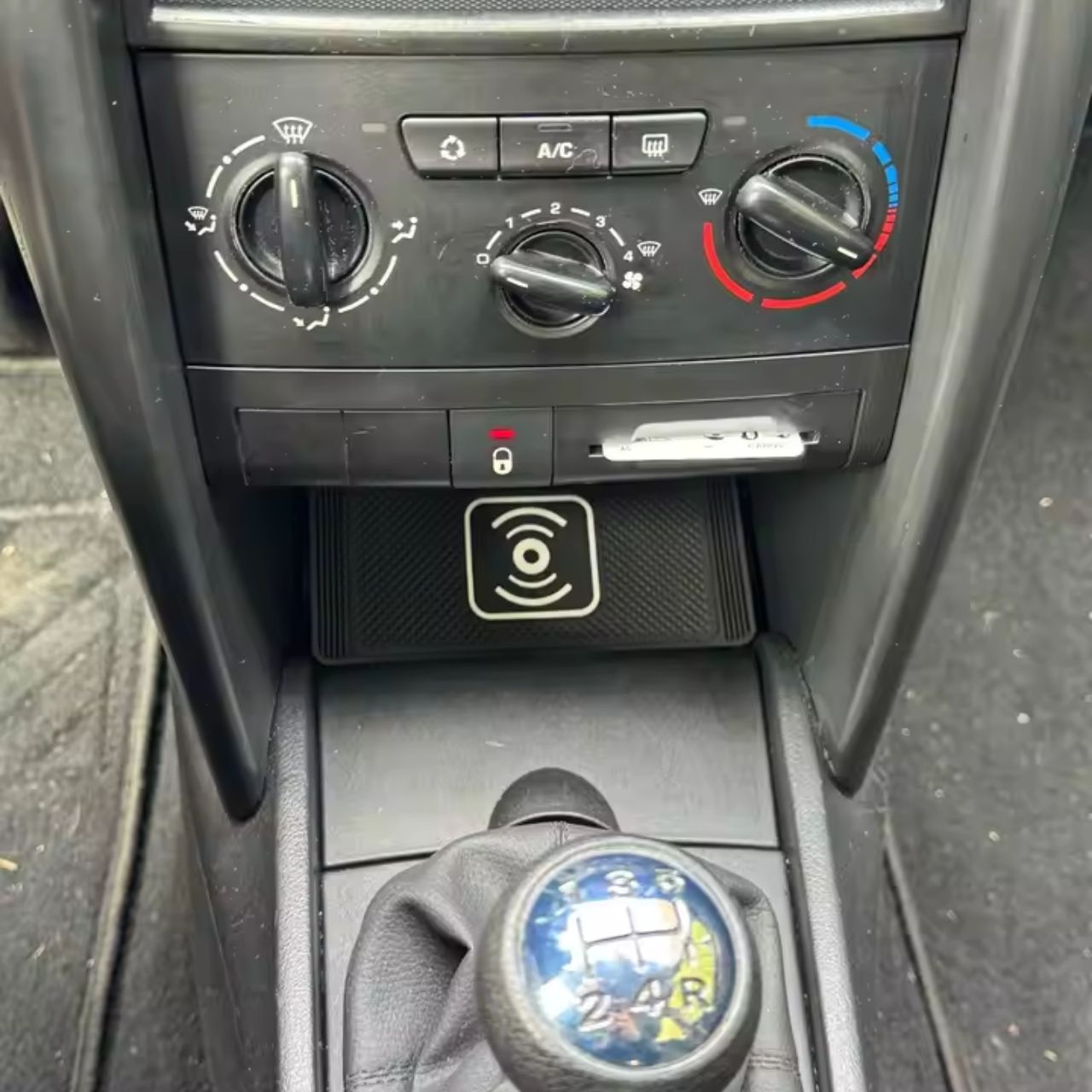 Podložka pro bezdrátové nabíjení telefonů, CarPad - Image 10