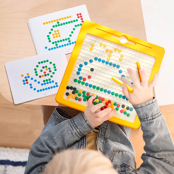 Tato didaktická hračka obsahuje magnetickou tabuli, 10 karet s různými motivy, magnetickou tužku a kulaté malé magnety na hraní!