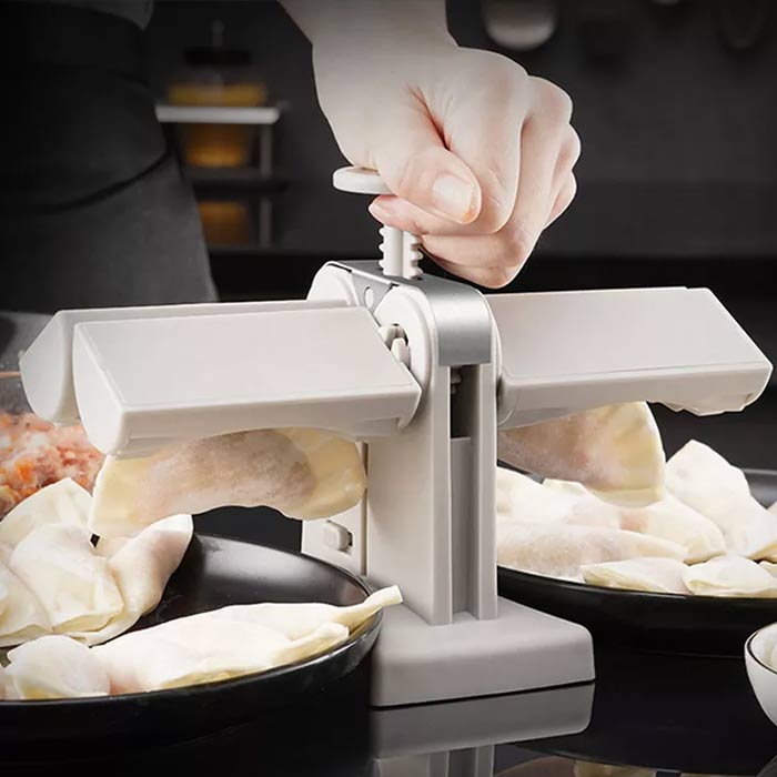 Jednoduché použití - těsto ve tvaru kruhu položte na model, přidejte nádivku, zatlačte rukojeť a vznikne dokonalý pirožtek, knedlíček nebo ravioli!