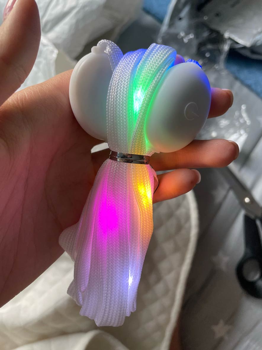 LedLaces, svietiace šnúrky – biele s farebnými led svetielkami - Image 3