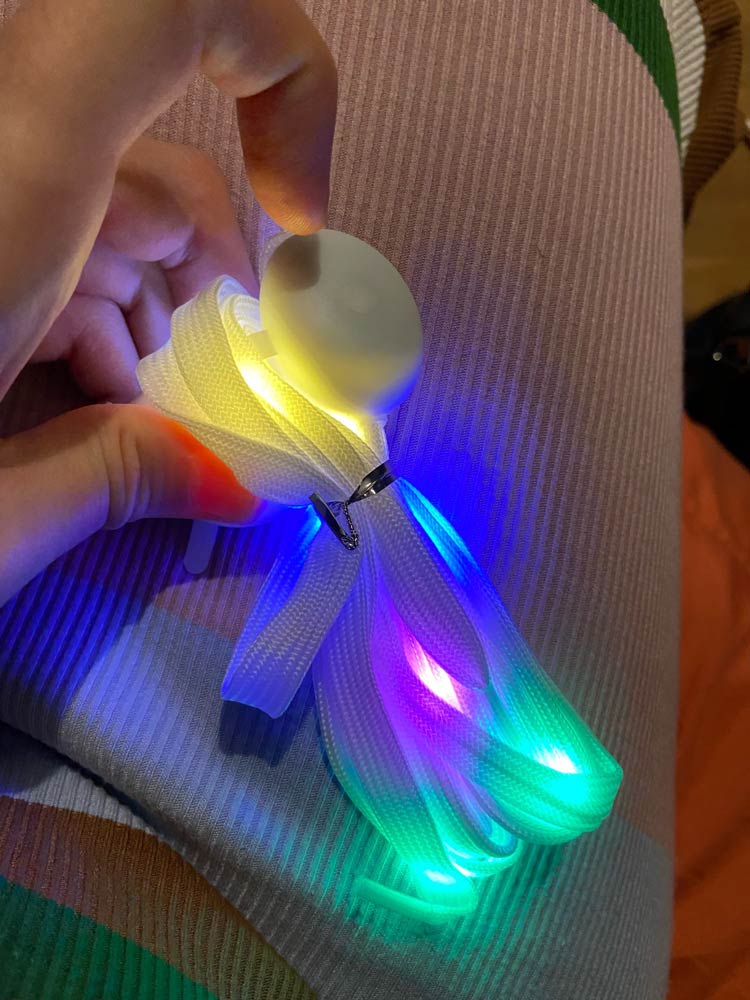 LedLaces, svietiace šnúrky – biele s farebnými led svetielkami - Image 5