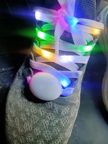 Šnúrky majú 4 režimy LED svetiel - rýchle blikanie, pomalé blikanie, stále svietenie a režim vypnutia.