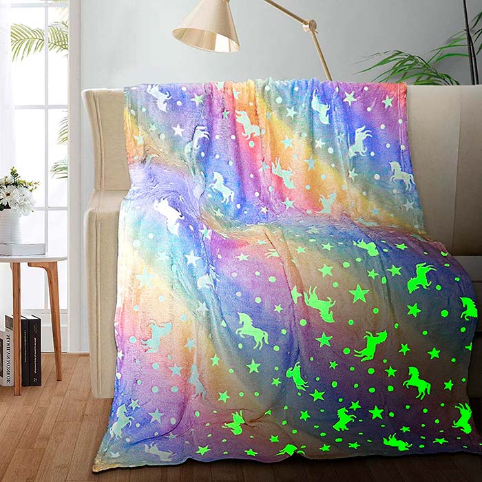 Glow Blanket je perfektní volba na dárek, protože je velmi užitečná a děti ji milují, protože svítí ve tmě!