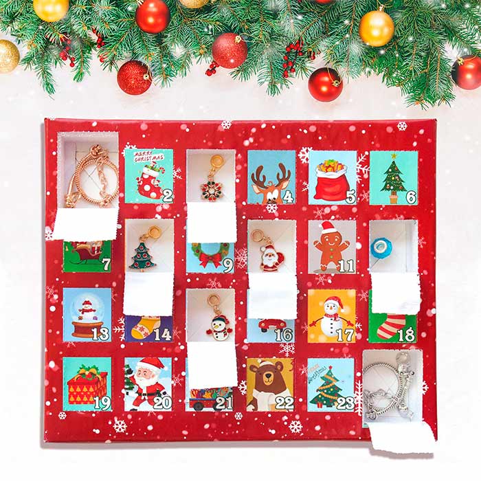 Adventní kalendář má 24 okének a každé z nich obsahuje přívěsek, který můžete připevnit na náramek!