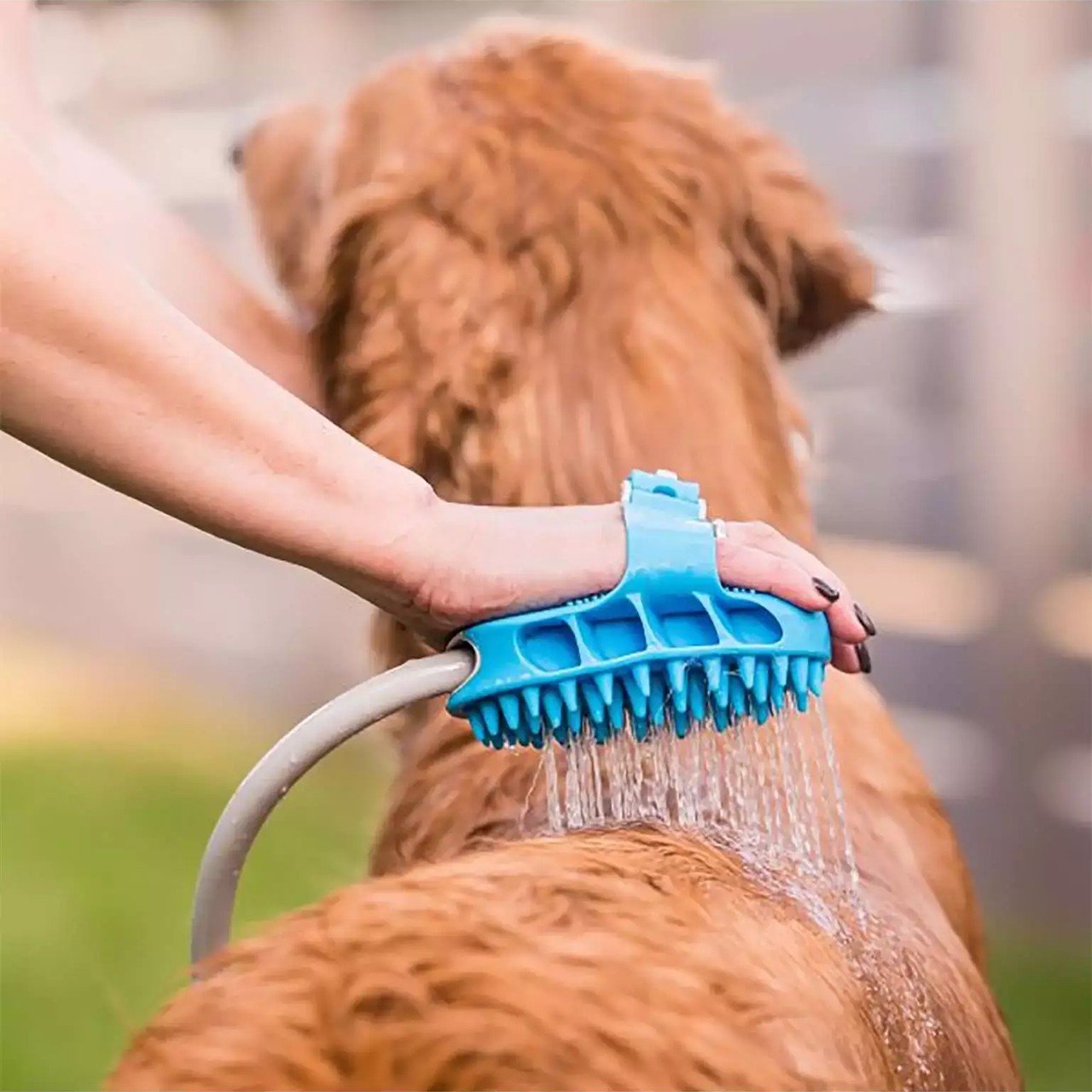 Obsahuje 2 konektory pro připojení k sprše nebo zahradní hadici.