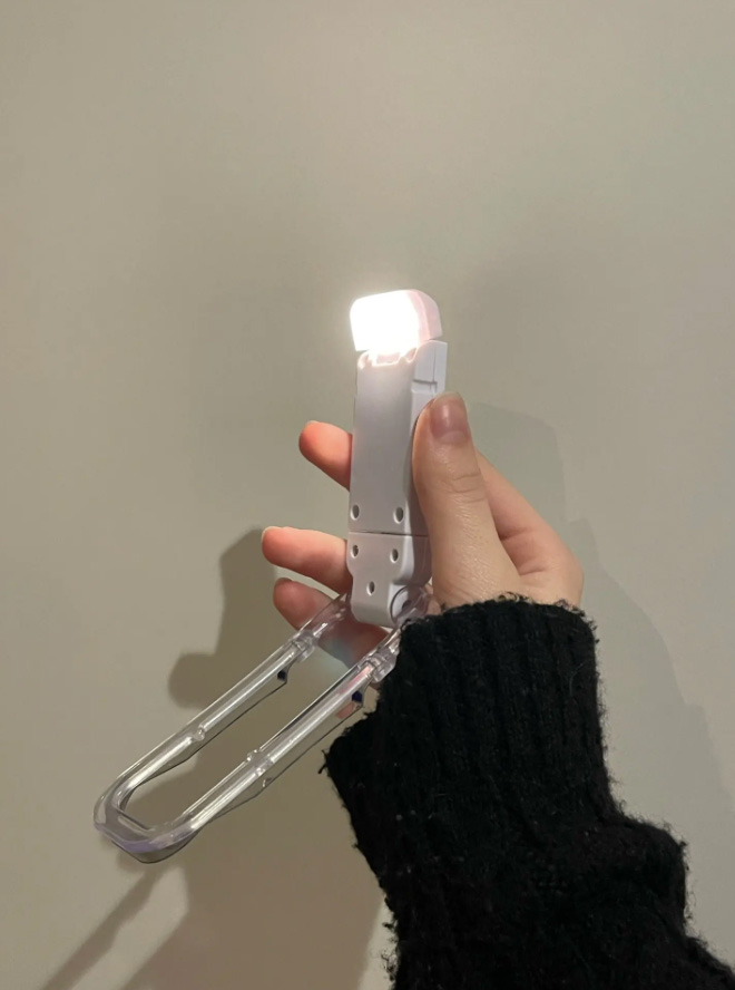 ReadLed, mini LED lampa, kterou lze připevnit na knihu - Image 9