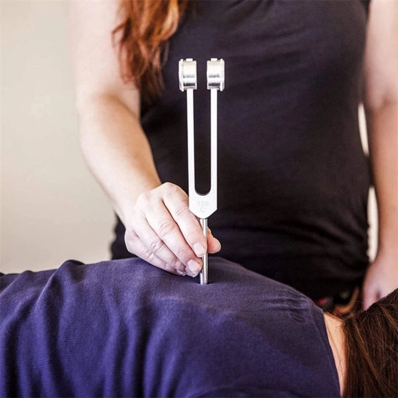 Frekvence 128 Hz je známá svou účinností v uzemnění, relaxaci a terapeutickém účinku na tělo a mysl.