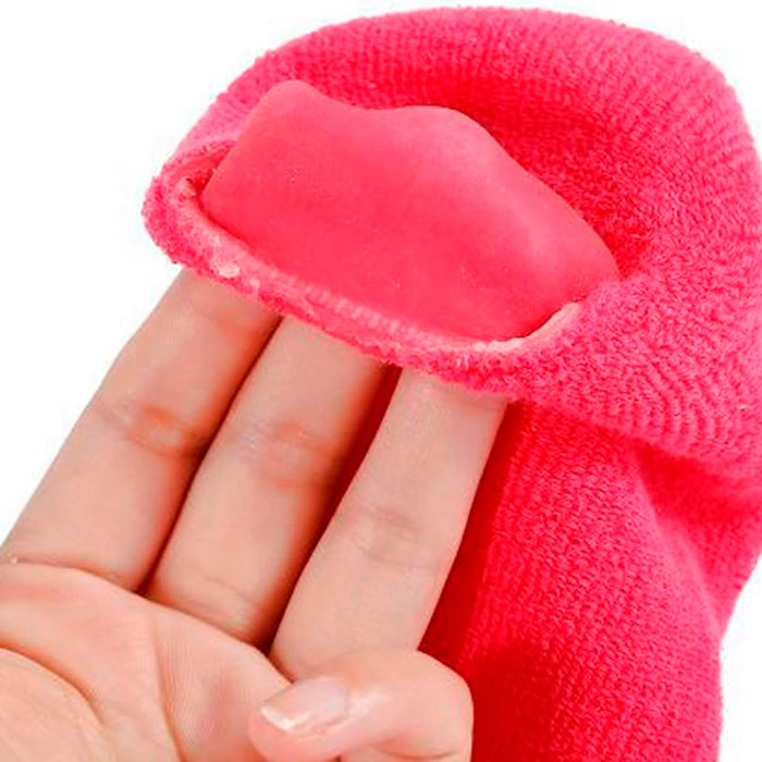 Jednoduše si obujte ponožky a po několika hodinách nohy budou nebesky měkké!