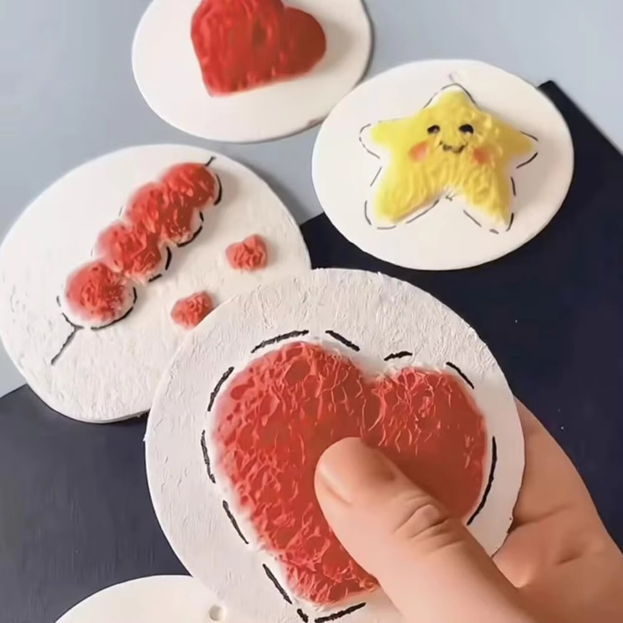 3 vodní fixy jsou součástí balení, aby umožnily přesnou aplikaci a aktivaci efektu bez balení.