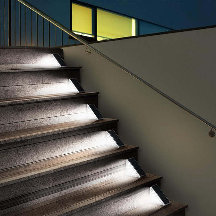 Lampa vyzařuje teplé bílé světlo a dokonale osvětluje různé povrchy jako schody, terasu, cestu, zahradu, balkon atd.
