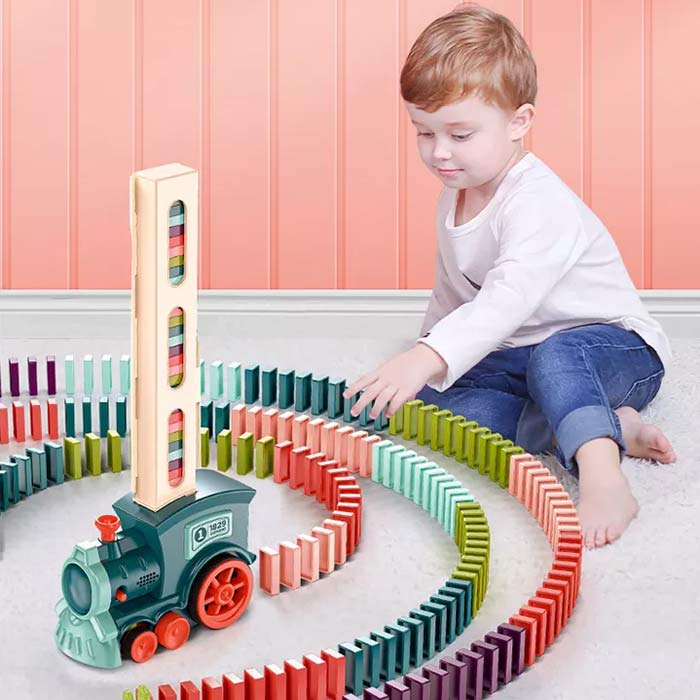 Vláček s domino je výborná didaktická hračka, která urychluje rozvoj jemné motoriky!
