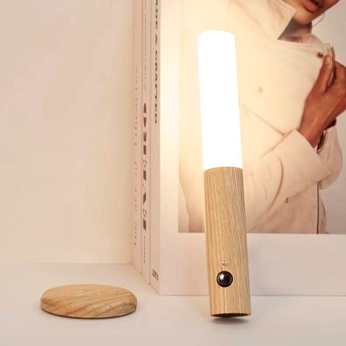 Lampa má držák, který se připevní magnetem a držák má samolepicí podložku, takže ji můžete umístit kamkoli se vám líbí - na chodbu, do ložnice, na stůl, na okraj postele atd.